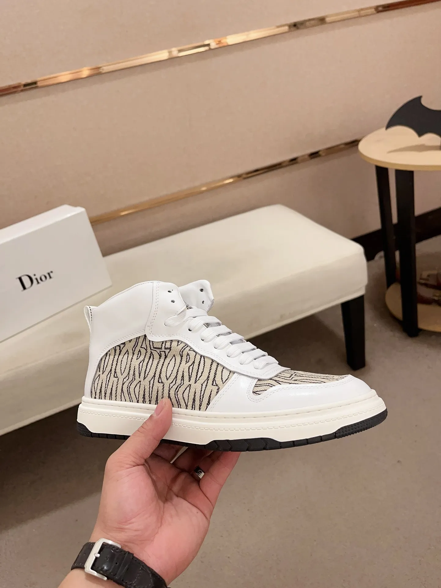 Men's shoes💰 420💰🇮🇹🇮🇹Dior d The new high-tops are on sale at the same time at the counter. The uppers are 🇮🇹 Italian imported first-layer cowhide, and the fully imported sheepskin lining is 💪💪. It is a complete 1⃣️ to 1⃣️ replica 🇮🇹💪💪. ⚠Sole: The original sole is specially provided by the original factory. The exclusive movable molded sole is super comfortable. ⚠Original factory follow-up goods, 🔍🔍high quality, you can enter and exit the counter at will, welcome to compare⚠. Code number:38-44